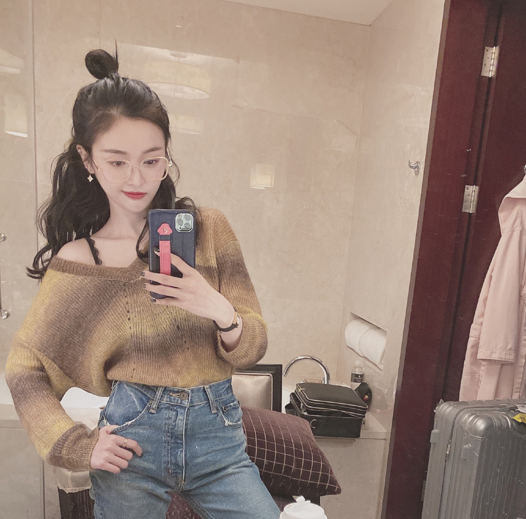 高清女明星吴宣仪单马尾皮衣私服照图片图片