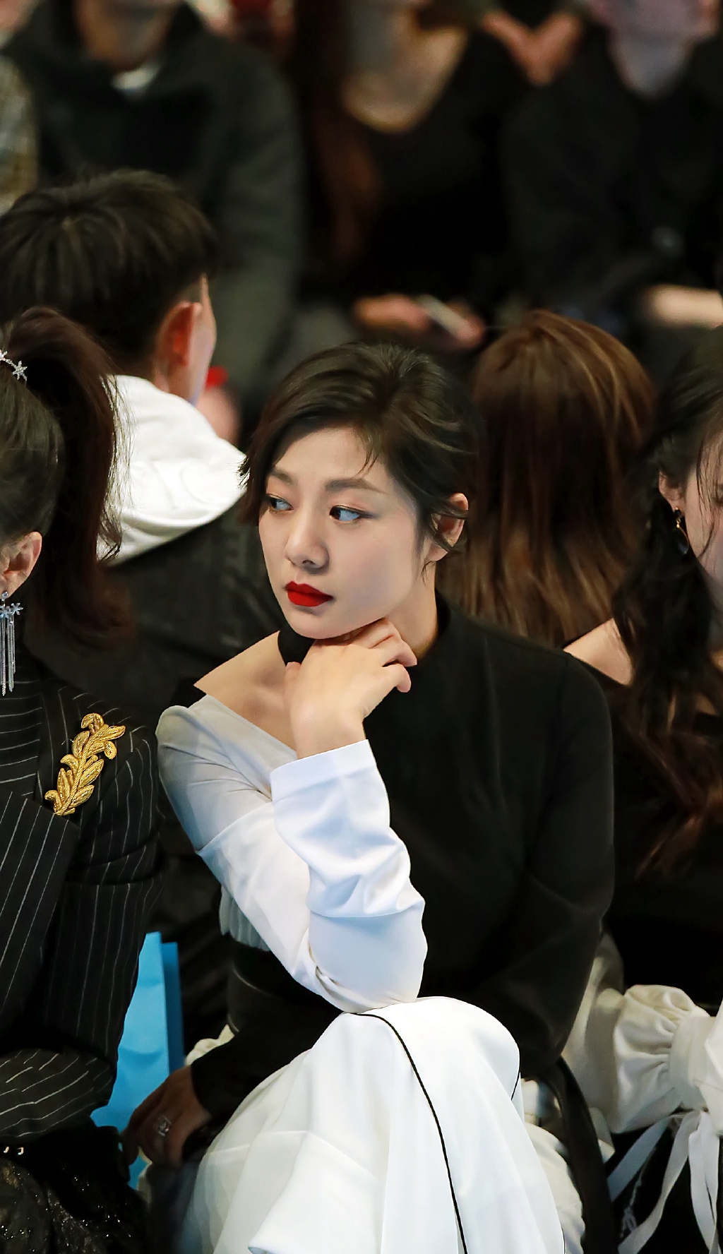高清江苏省徐州美女王真儿V领黑裙秀锁骨性感写真图片图片