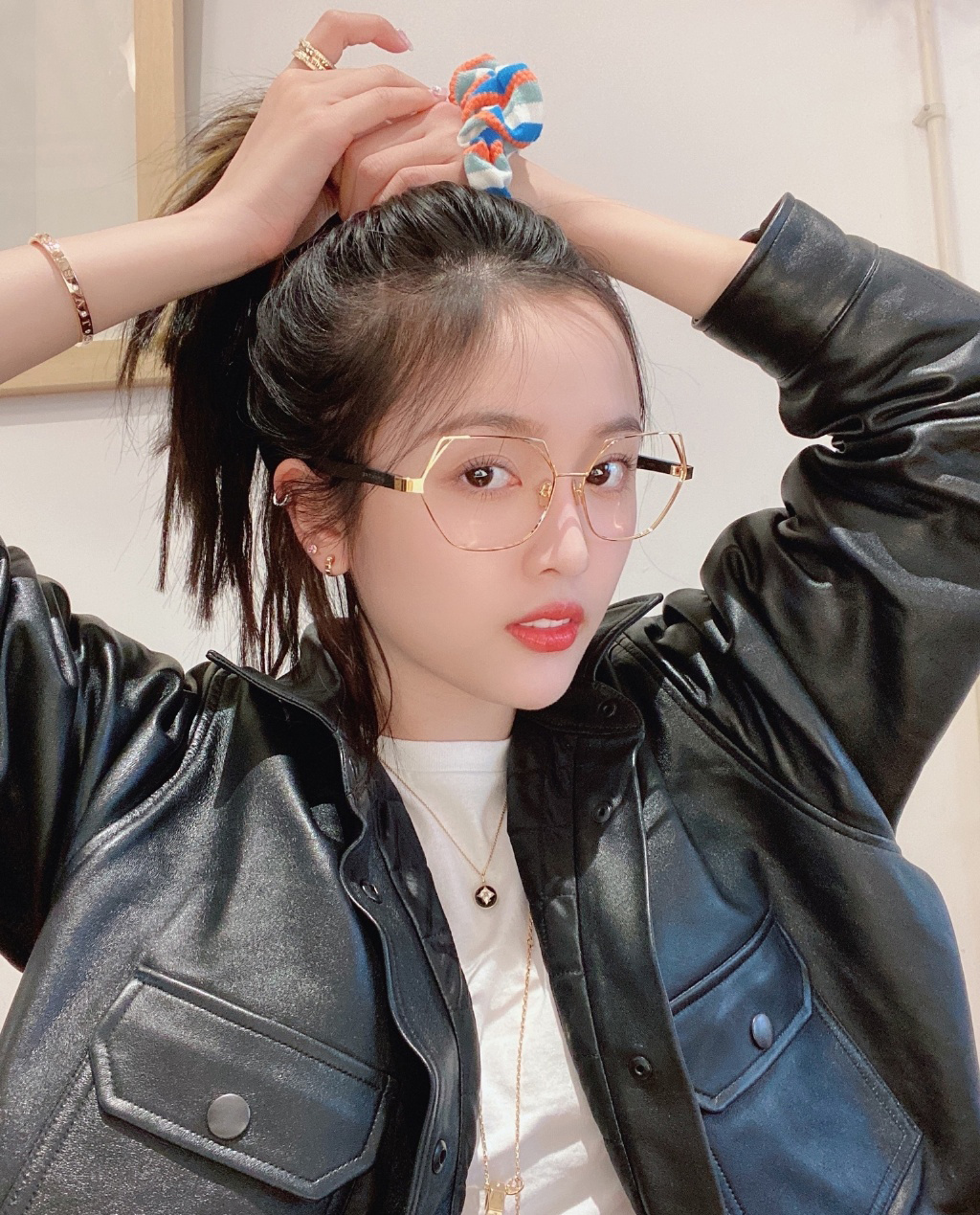 高清女明星吴宣仪俏丽私服自拍照图片图片