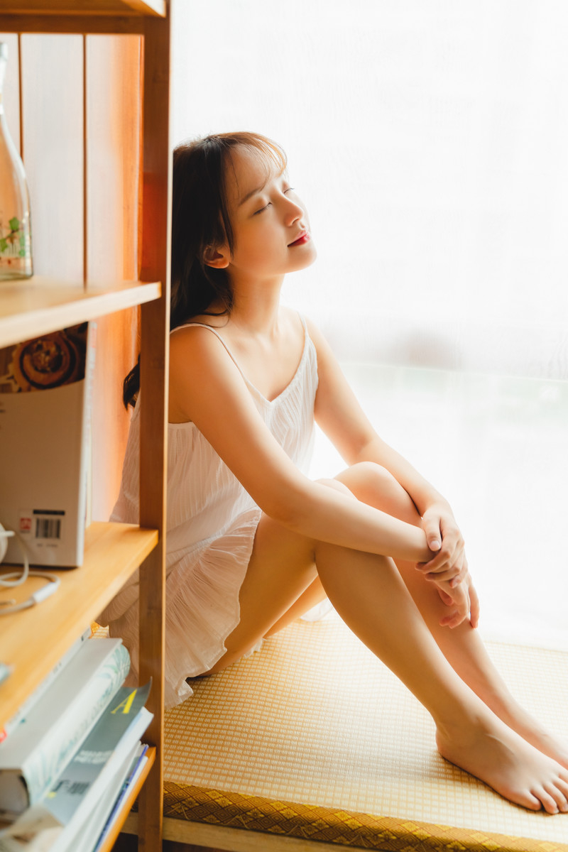 妖艳睡裙美女惹火身材诱人写真图片图片