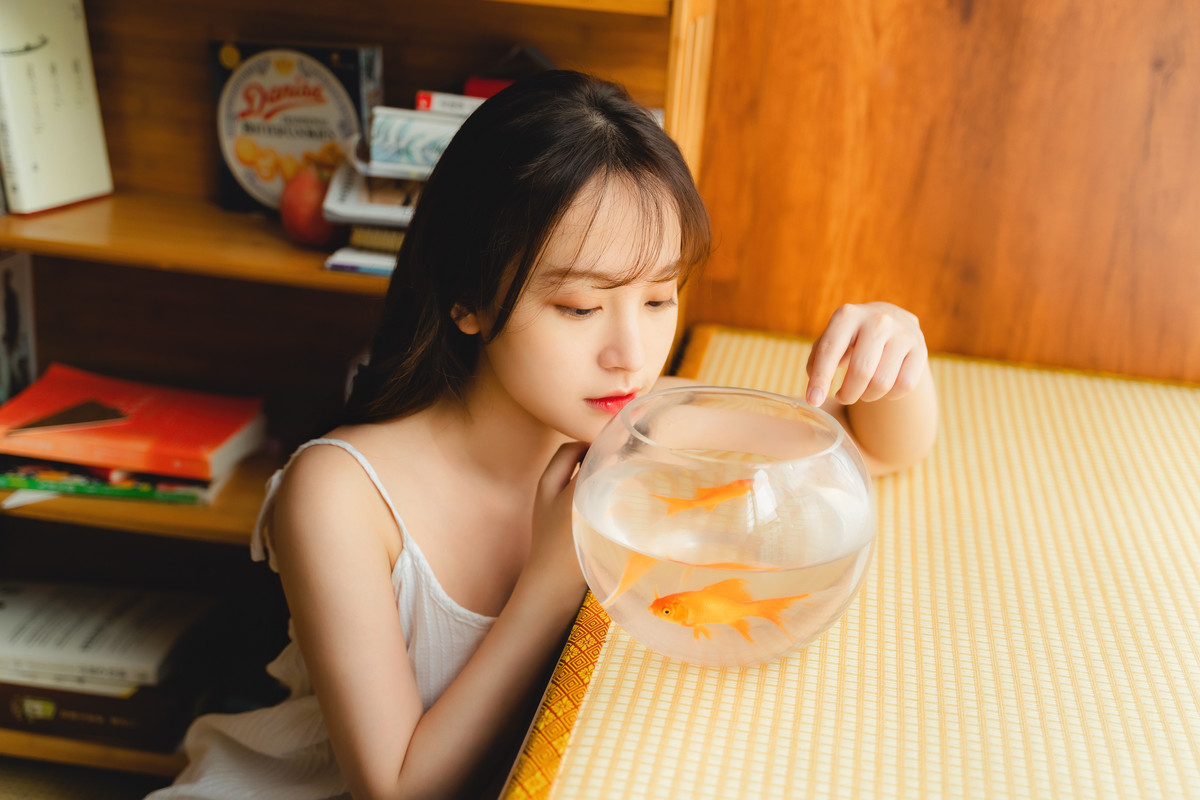 妖艳睡裙美女惹火身材诱人写真图片图片