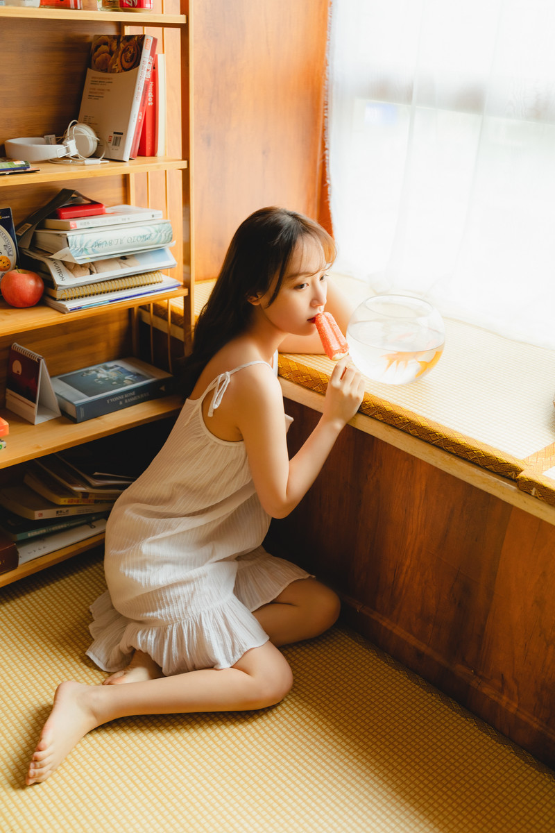 妖艳睡裙美女惹火身材诱人写真图片图片