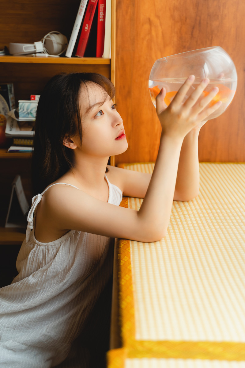 吊带睡裙美女性感美腿私房写真图片图片