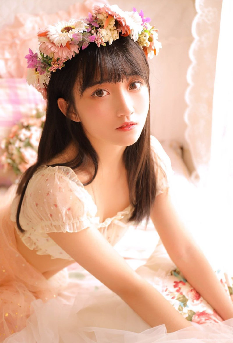 青春活力美少女性感养眼户外写真图片