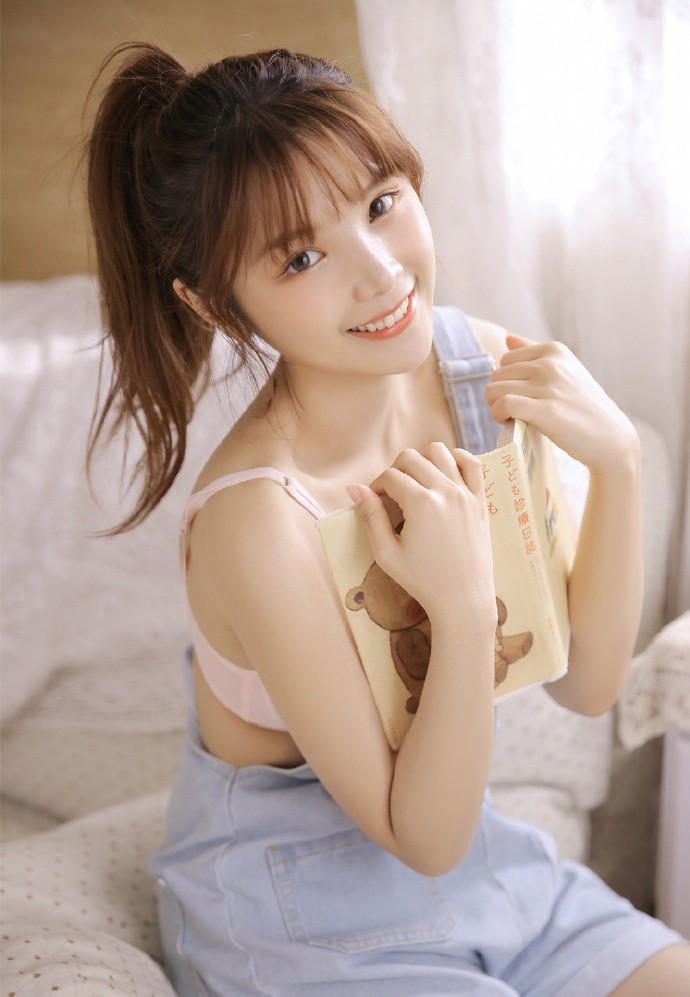 低胸装图片