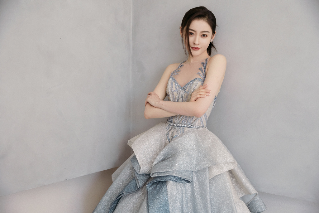 高清哈尔滨新生代女演员张天爱热裤美腿清凉性感街拍图片图片