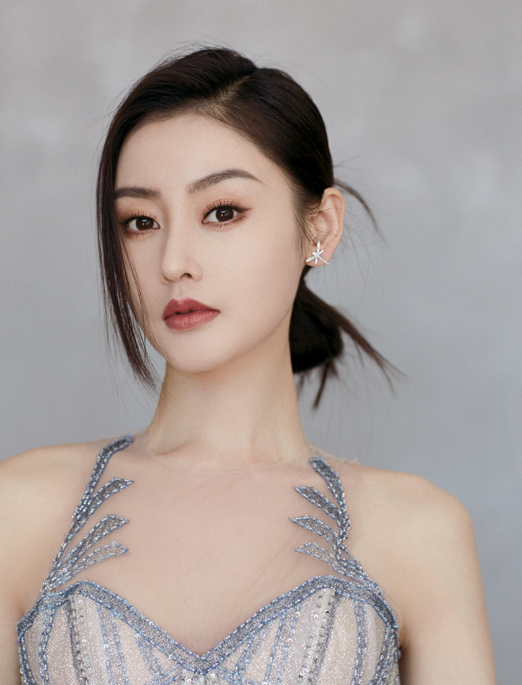 高清哈尔滨新生代女演员张天爱最新时尚杂志封面写真图片图片