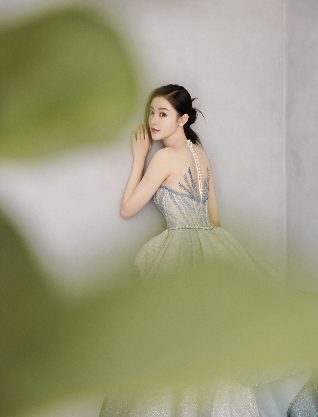 高清哈尔滨新生代女演员张天爱最新时尚杂志封面写真图片图片