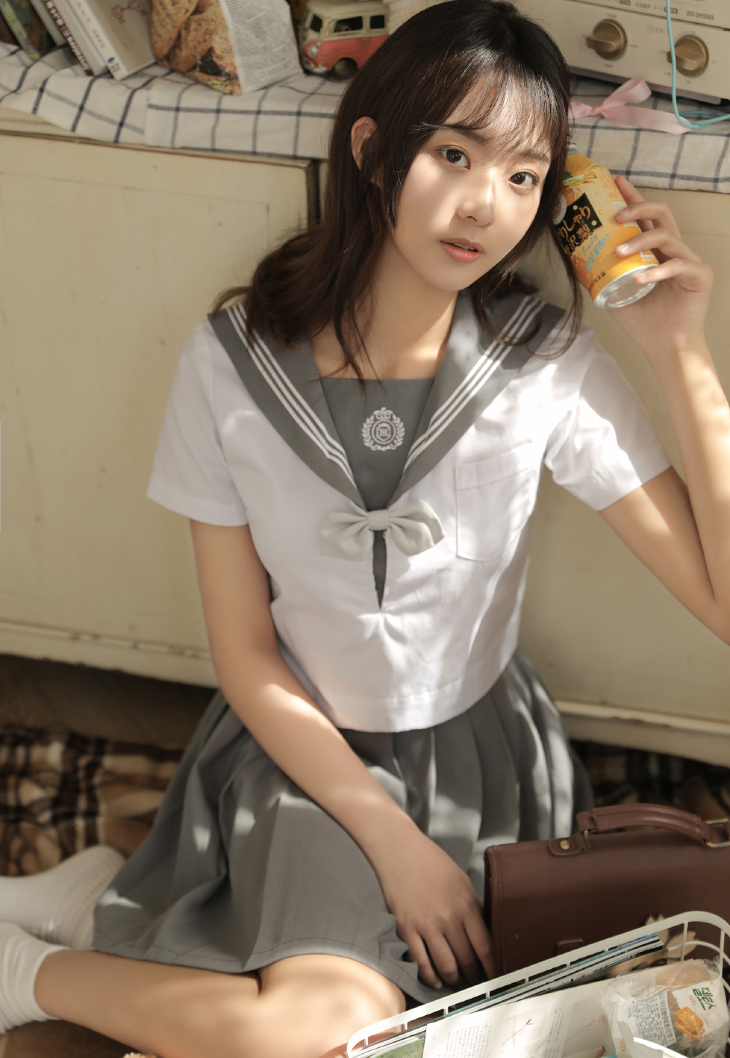 青春活力美少女性感养眼户外写真图片