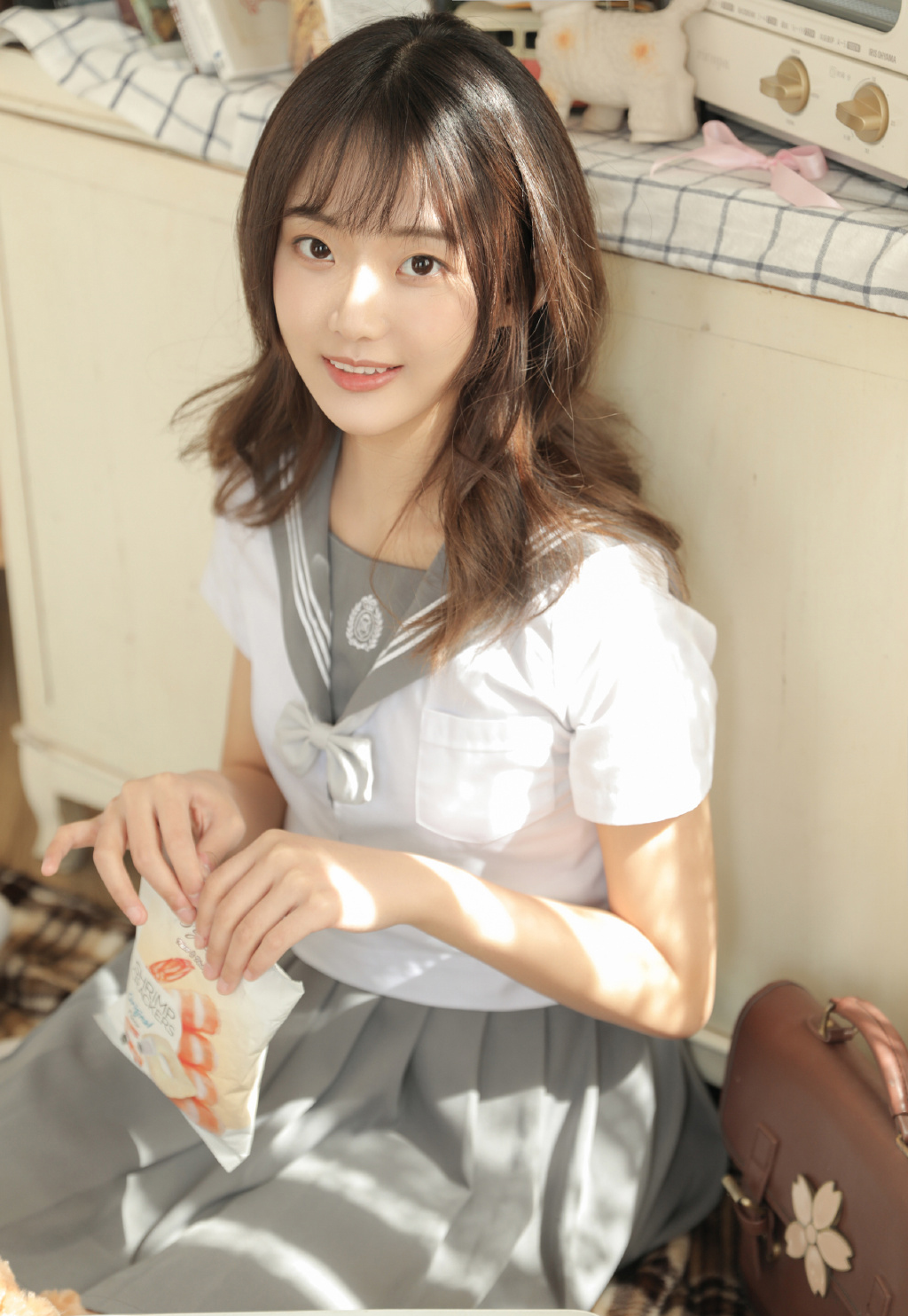 青春活力美少女性感养眼户外写真图片
