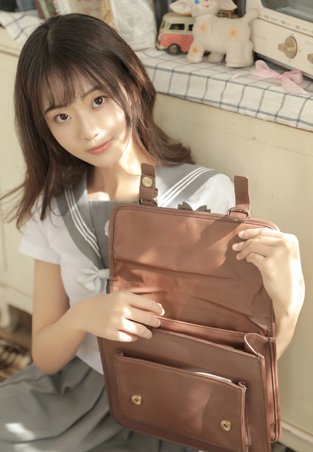 青春活力美少女性感养眼户外写真图片