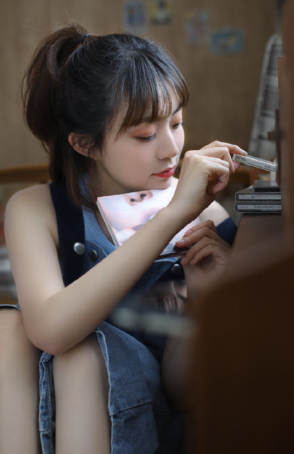 高清00后青春美少女热裤美女吊带锁骨性感私房写真图片