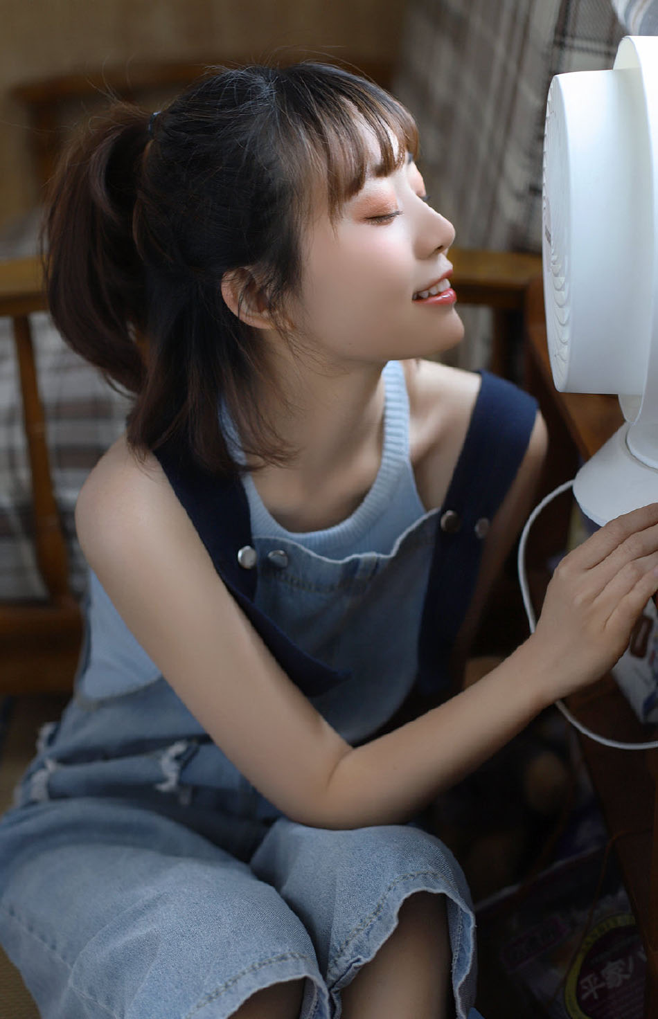 高清00后青春美少女热裤美女吊带锁骨性感私房写真图片