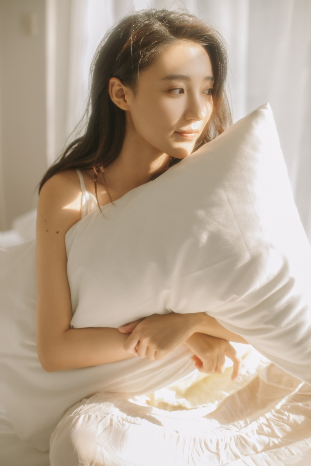 高清吉林省临江美女安泳畅白皙性感吊带裙写真图片图片