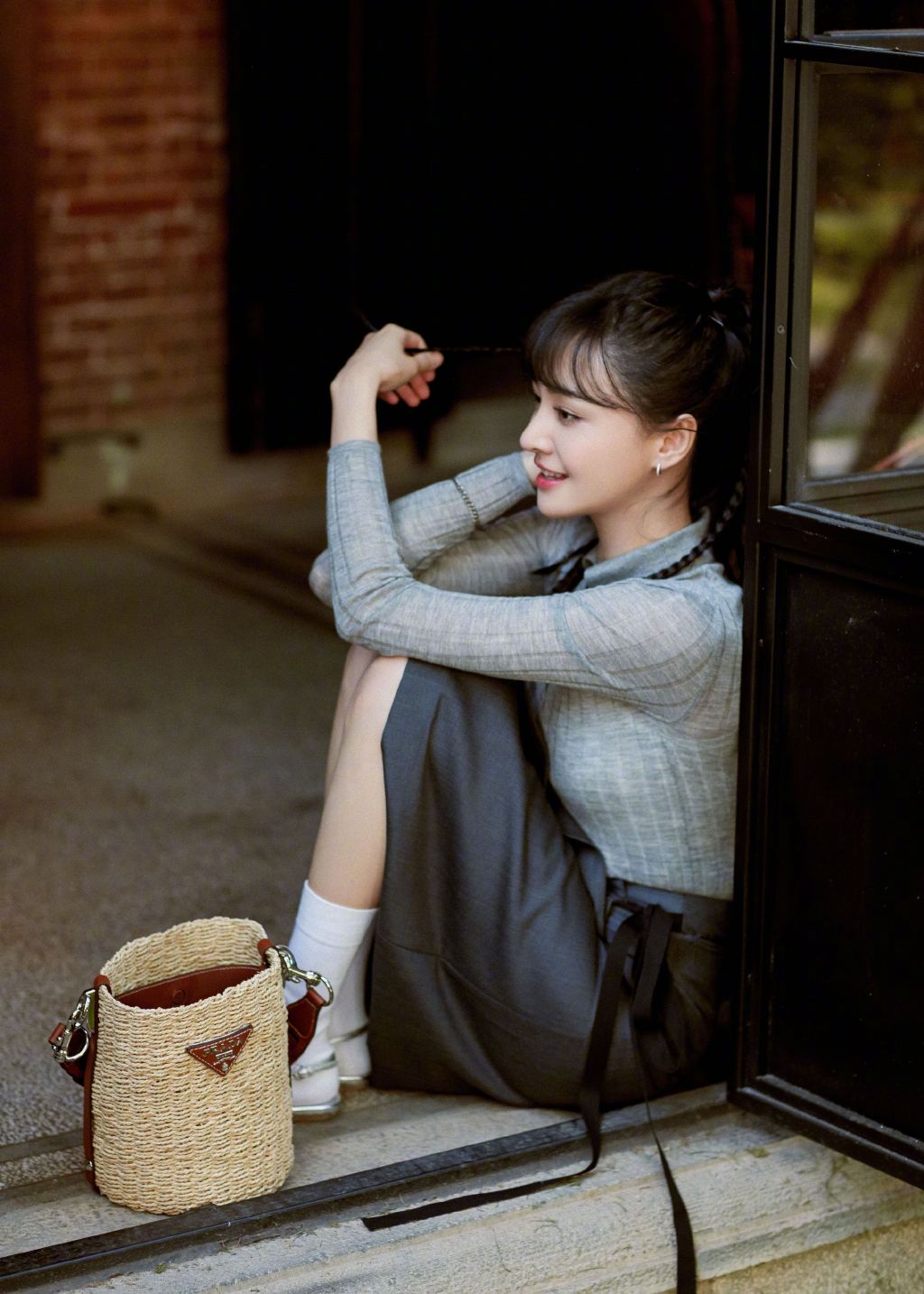 高清中国内地女演员郑爽泡面刘海清爽元气写真图片图片