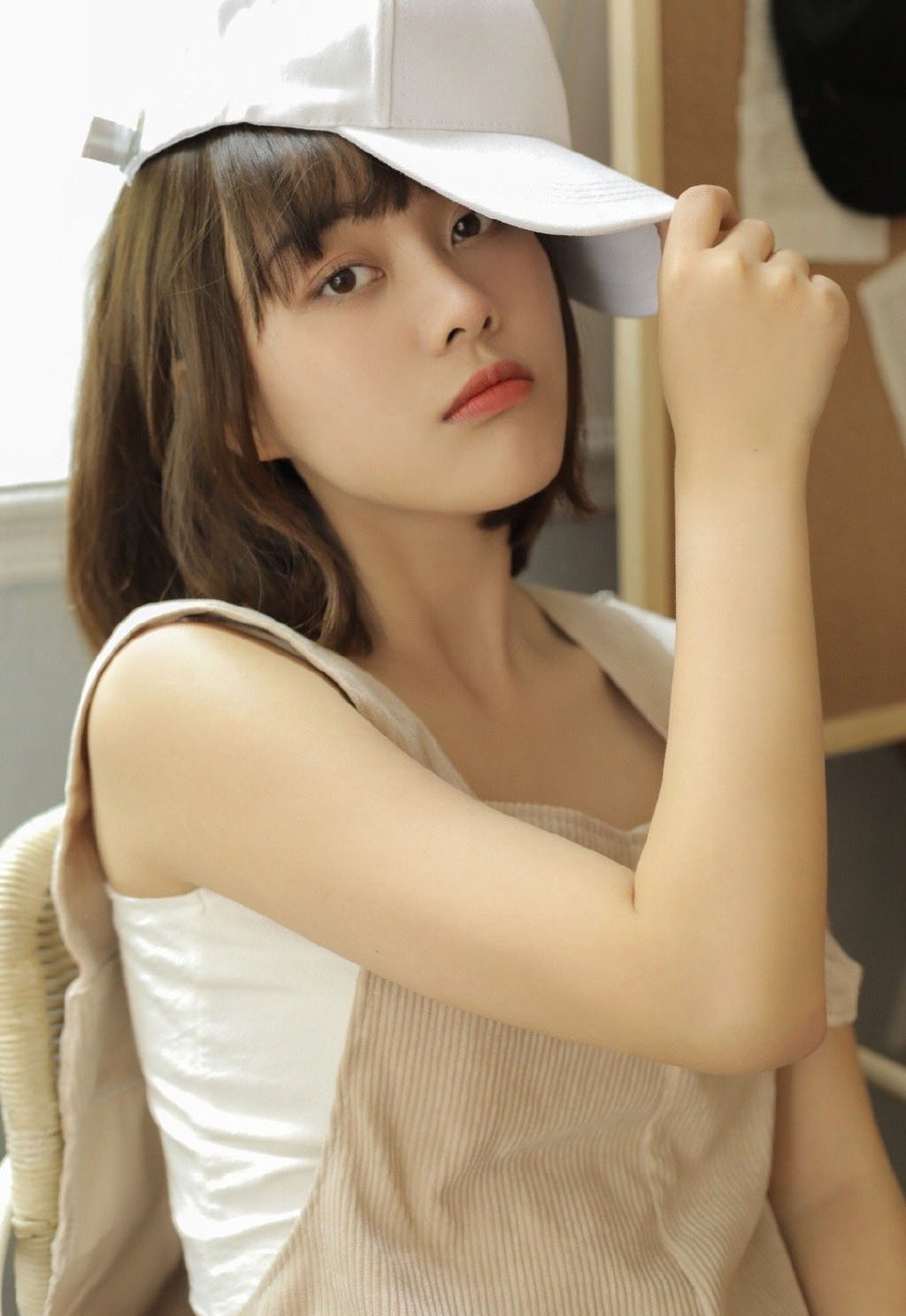 俏皮可爱美少女背带裤性感写真图片图片