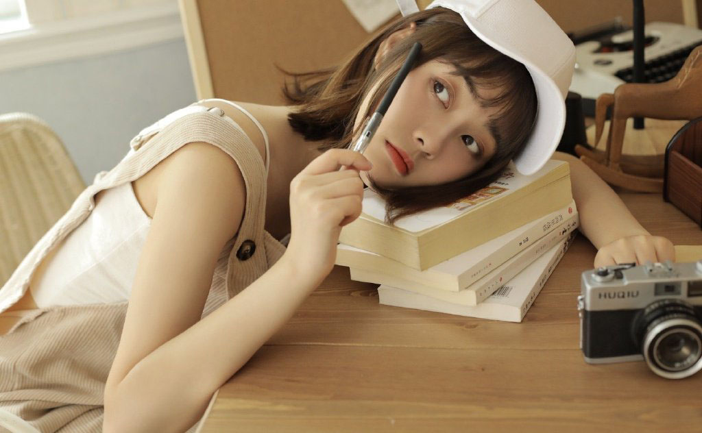 俏皮可爱美少女背带裤性感写真图片图片