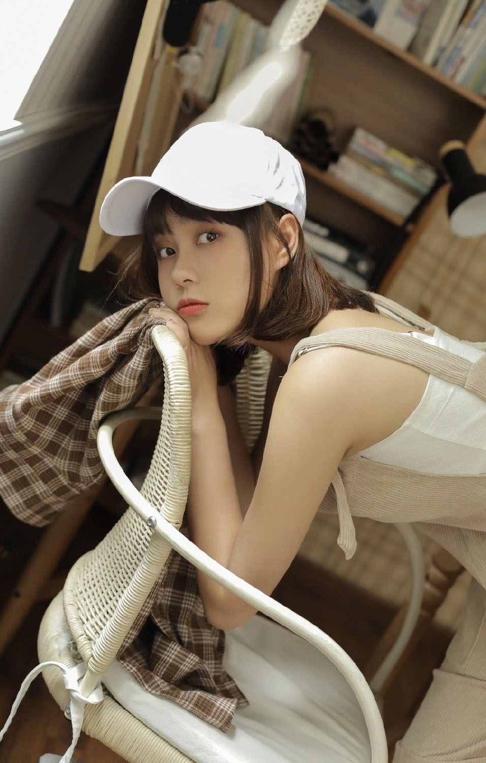 俏皮可爱美少女背带裤性感写真图片图片