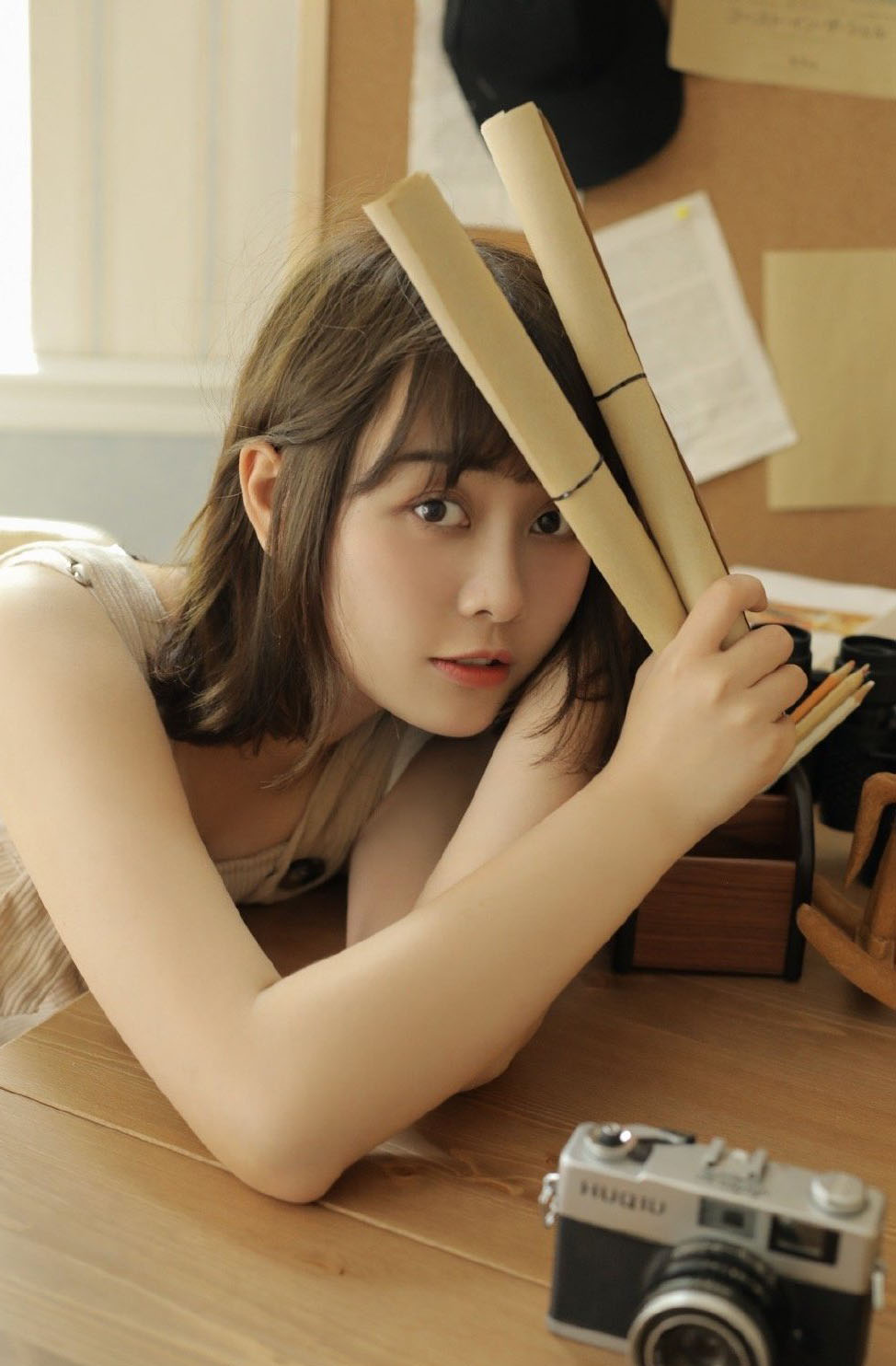 俏皮可爱美少女背带裤性感写真图片图片