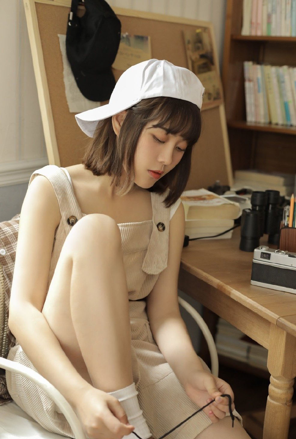 俏皮可爱美少女背带裤性感写真图片图片