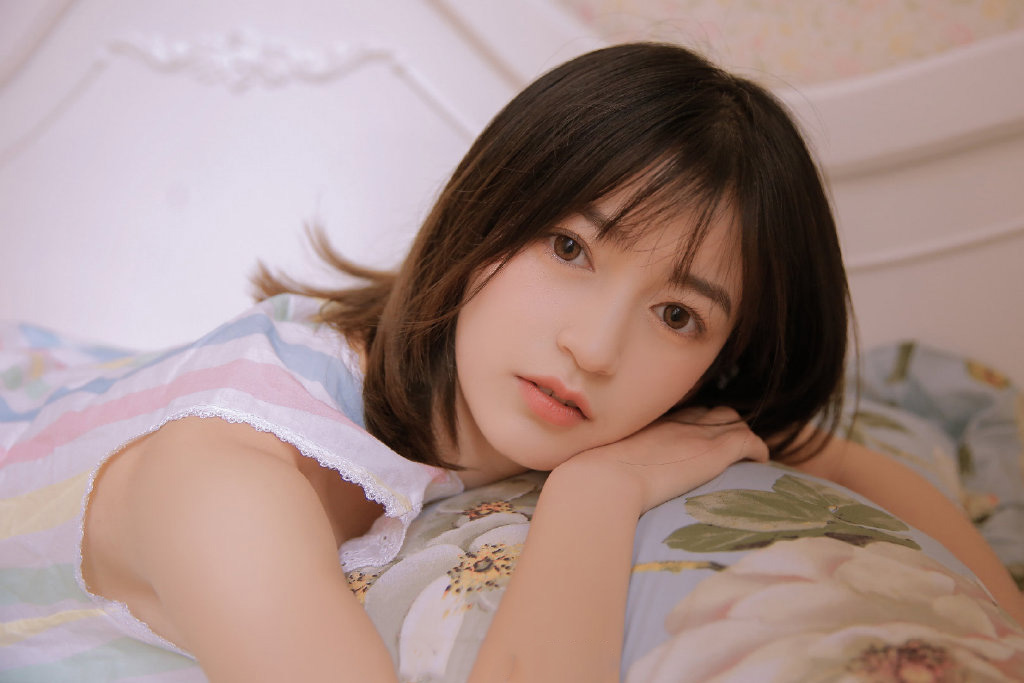甜美少女开胸大胆诱惑写真图片