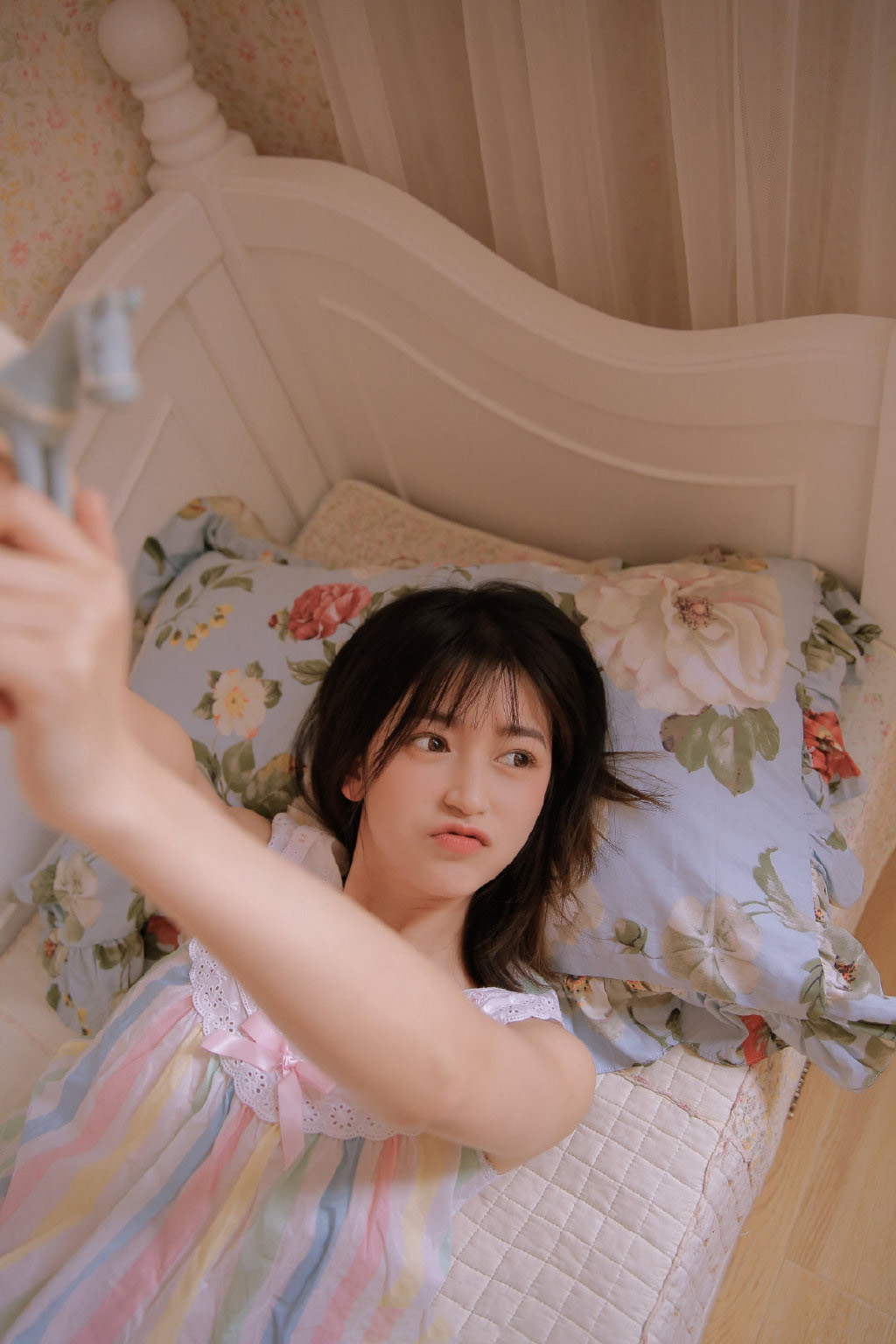 甜美少女开胸大胆诱惑写真图片