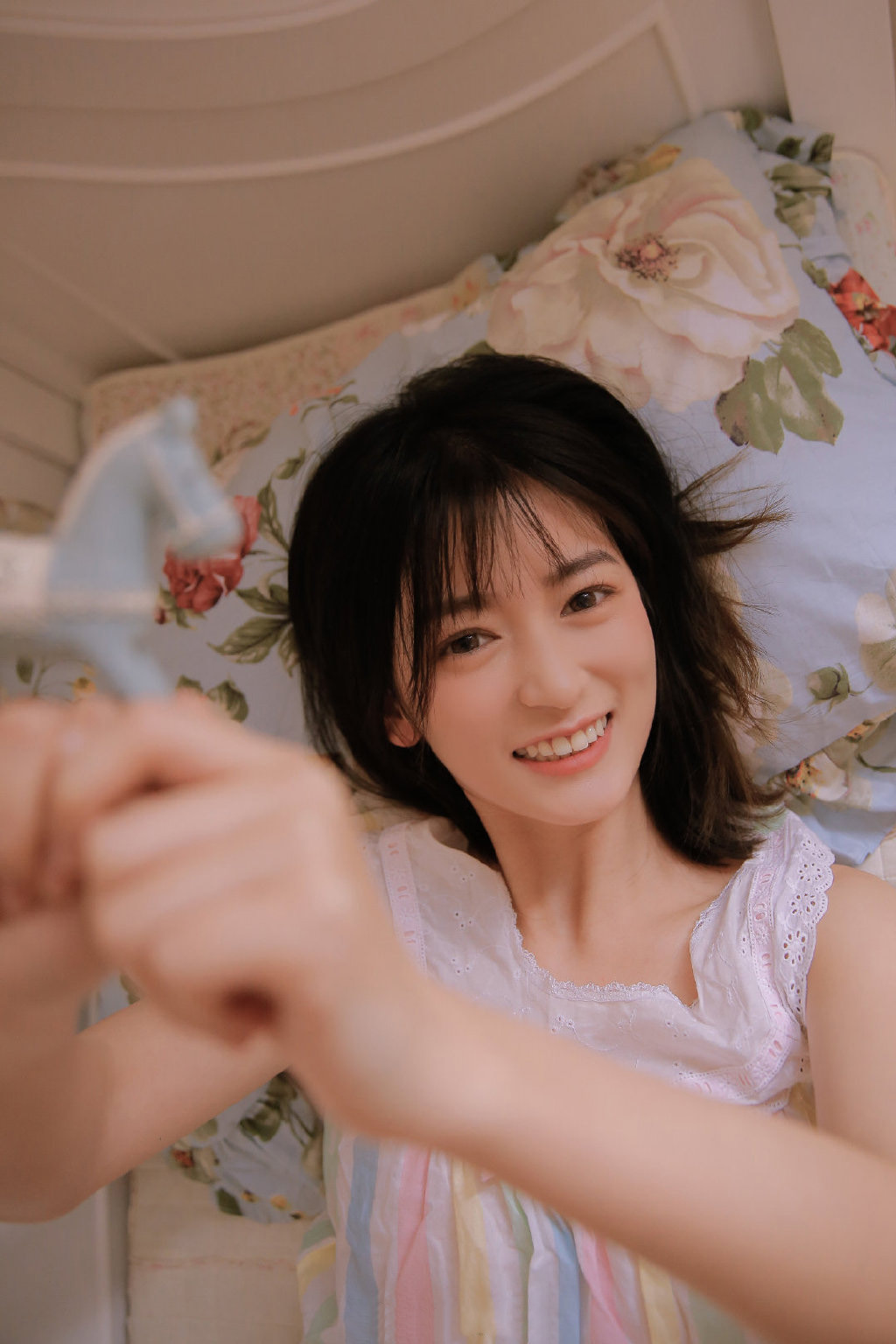 甜美少女开胸大胆诱惑写真图片