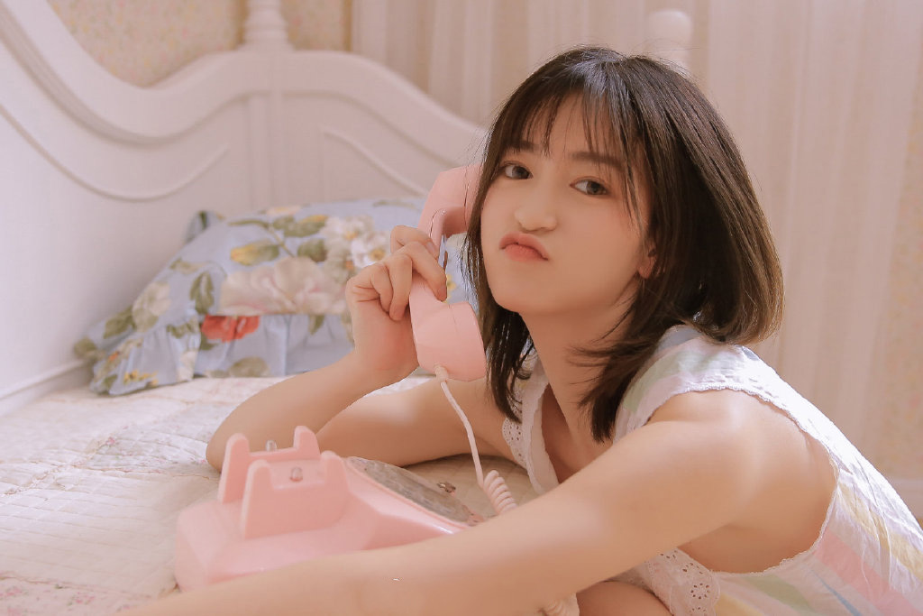 甜美少女开胸大胆诱惑写真图片