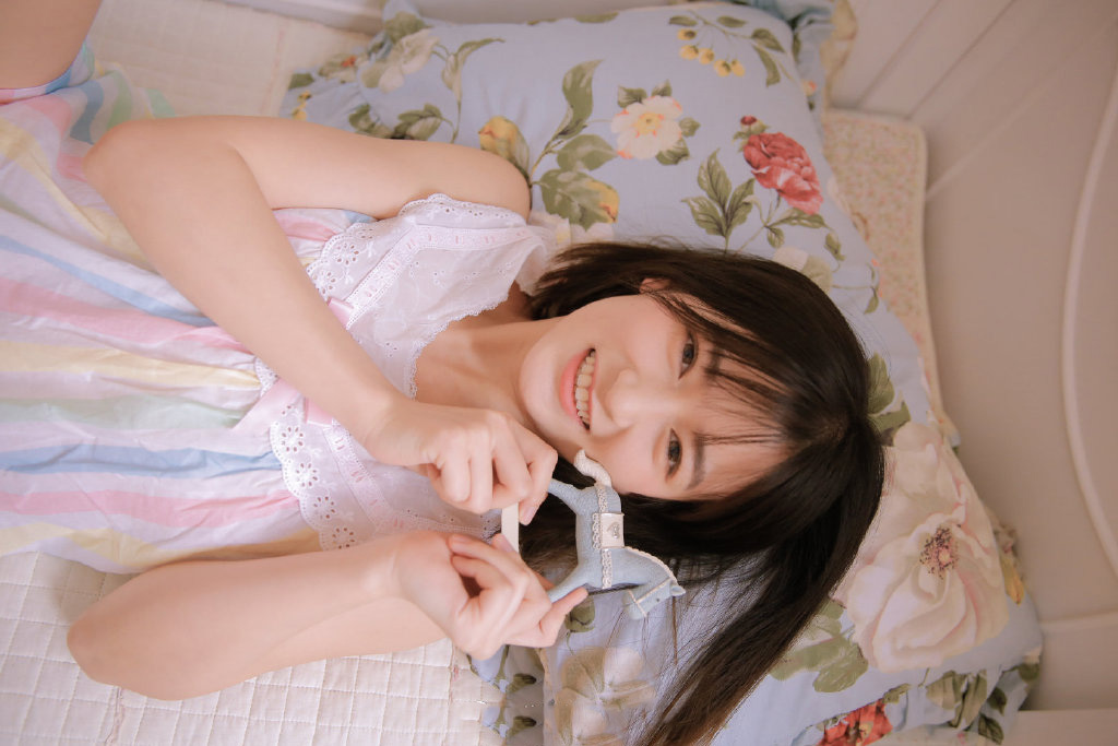 甜美少女开胸大胆诱惑写真图片