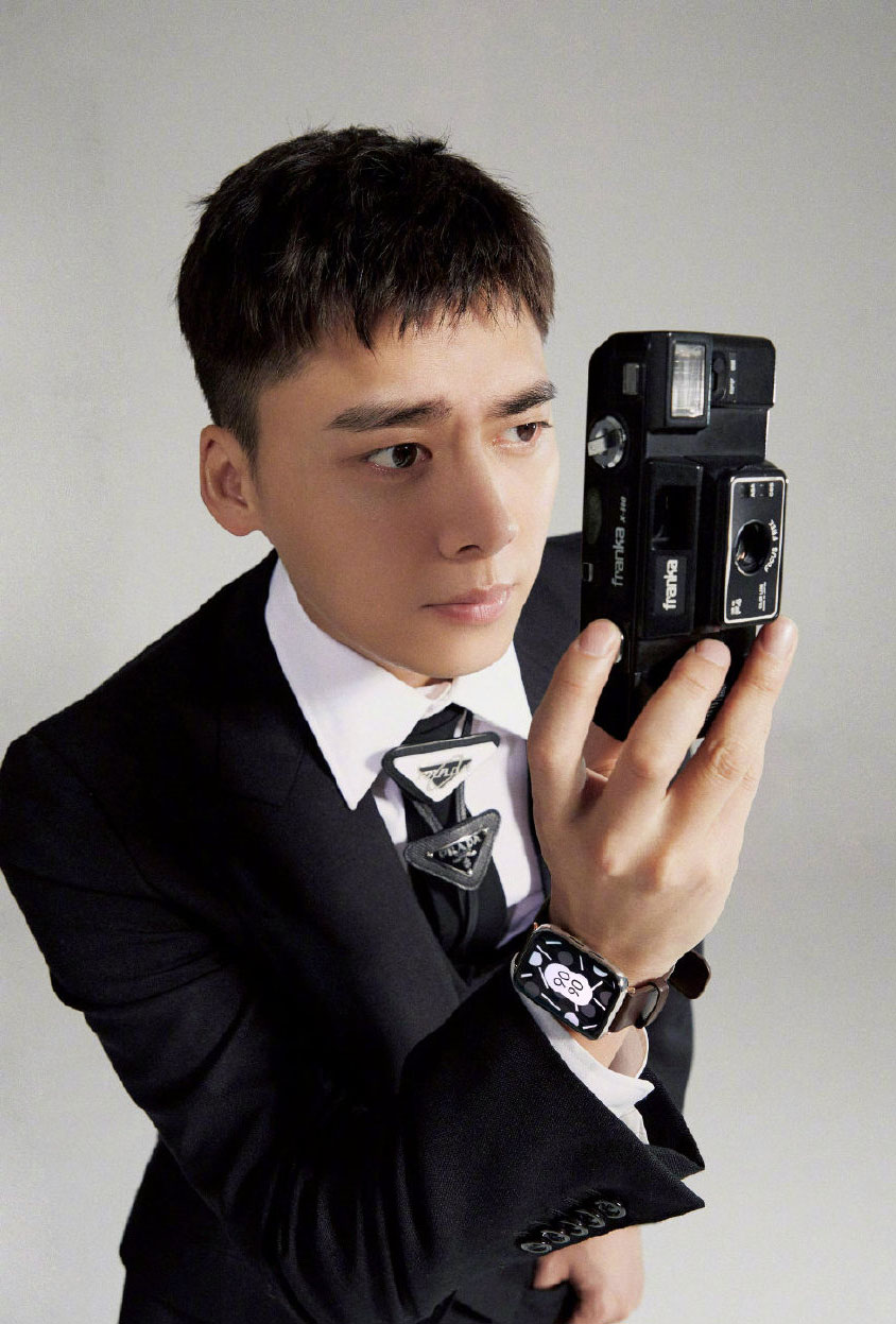 高清中国内地四川成都男演员帅气男神李易峰图片李易峰简约写真白衬衫男神演绎儒雅气质图片