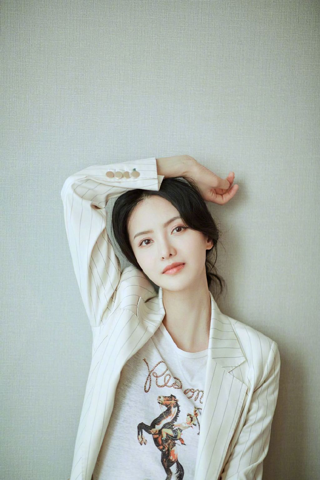 张芷溪白色西服优雅写真图片图片