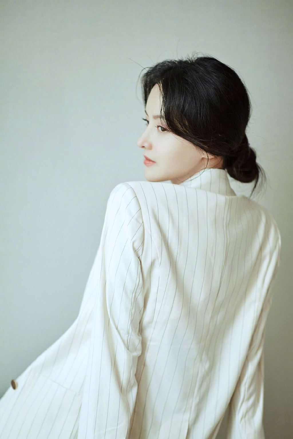 张芷溪白色西服优雅写真图片图片