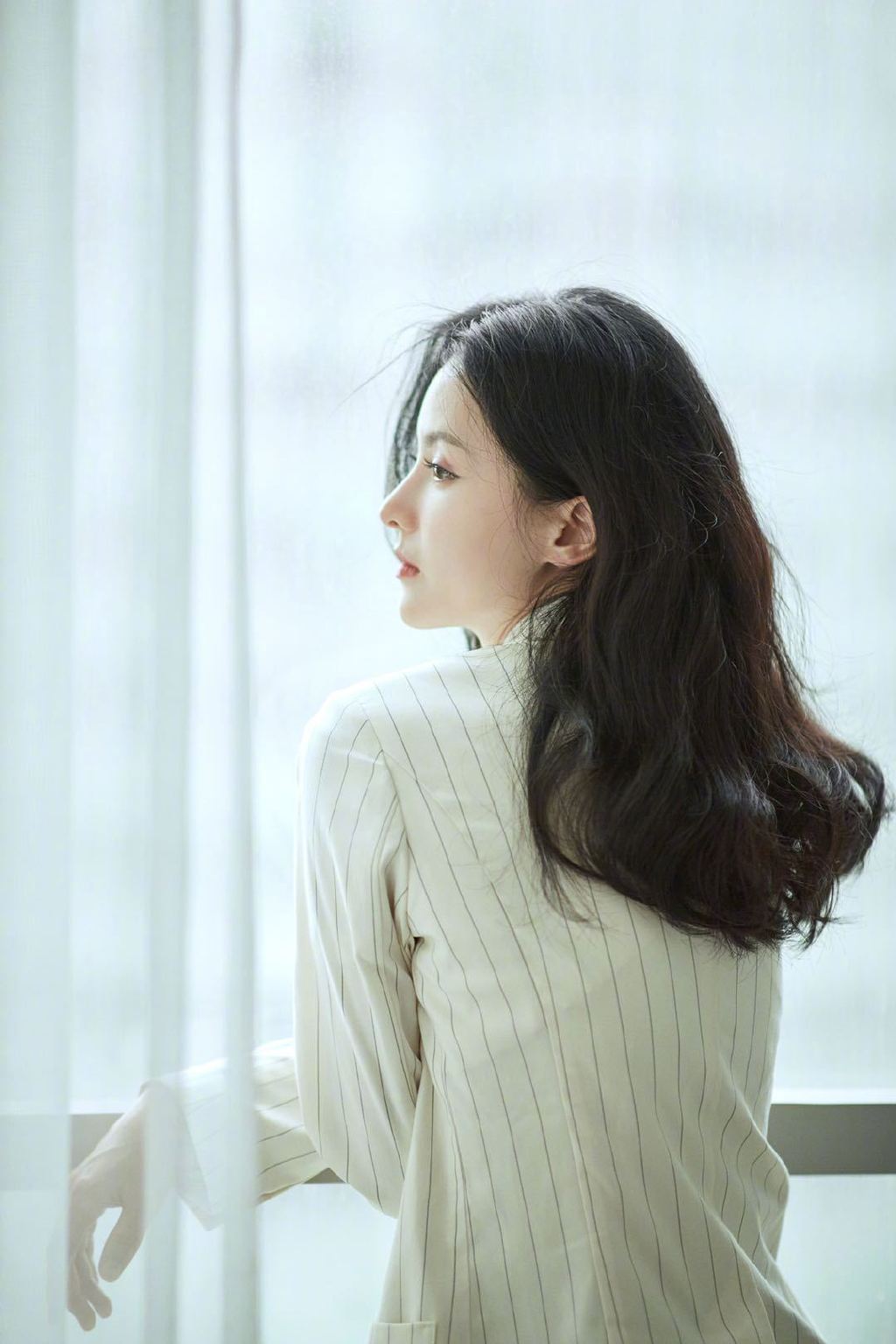 张芷溪白色西服优雅写真图片图片