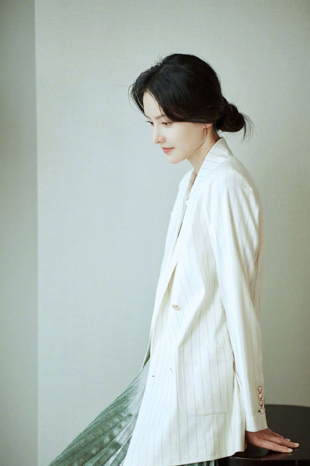 张芷溪白色西服优雅写真图片图片