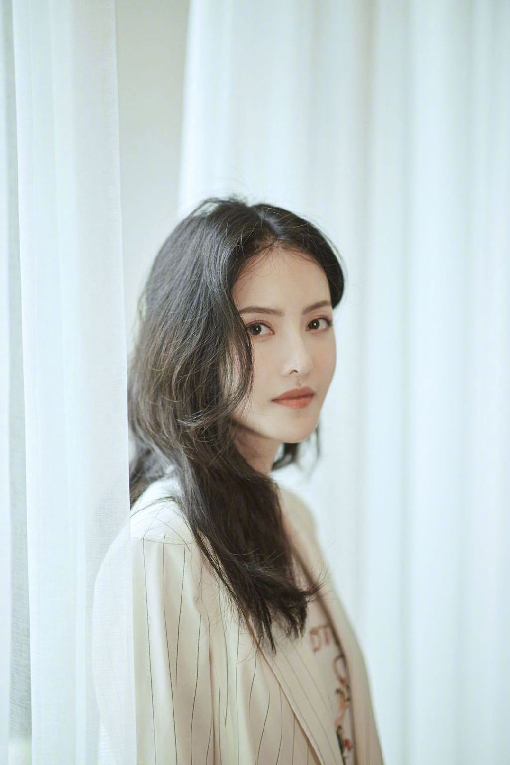 张芷溪白色西服优雅写真图片图片