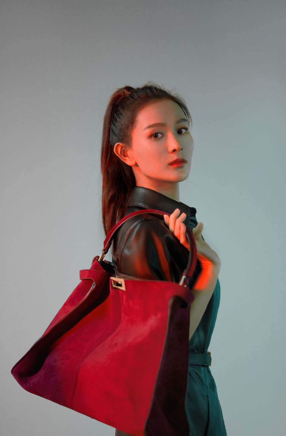中国内地安徽女演员海铃黑色皮裙干练写真图片图片