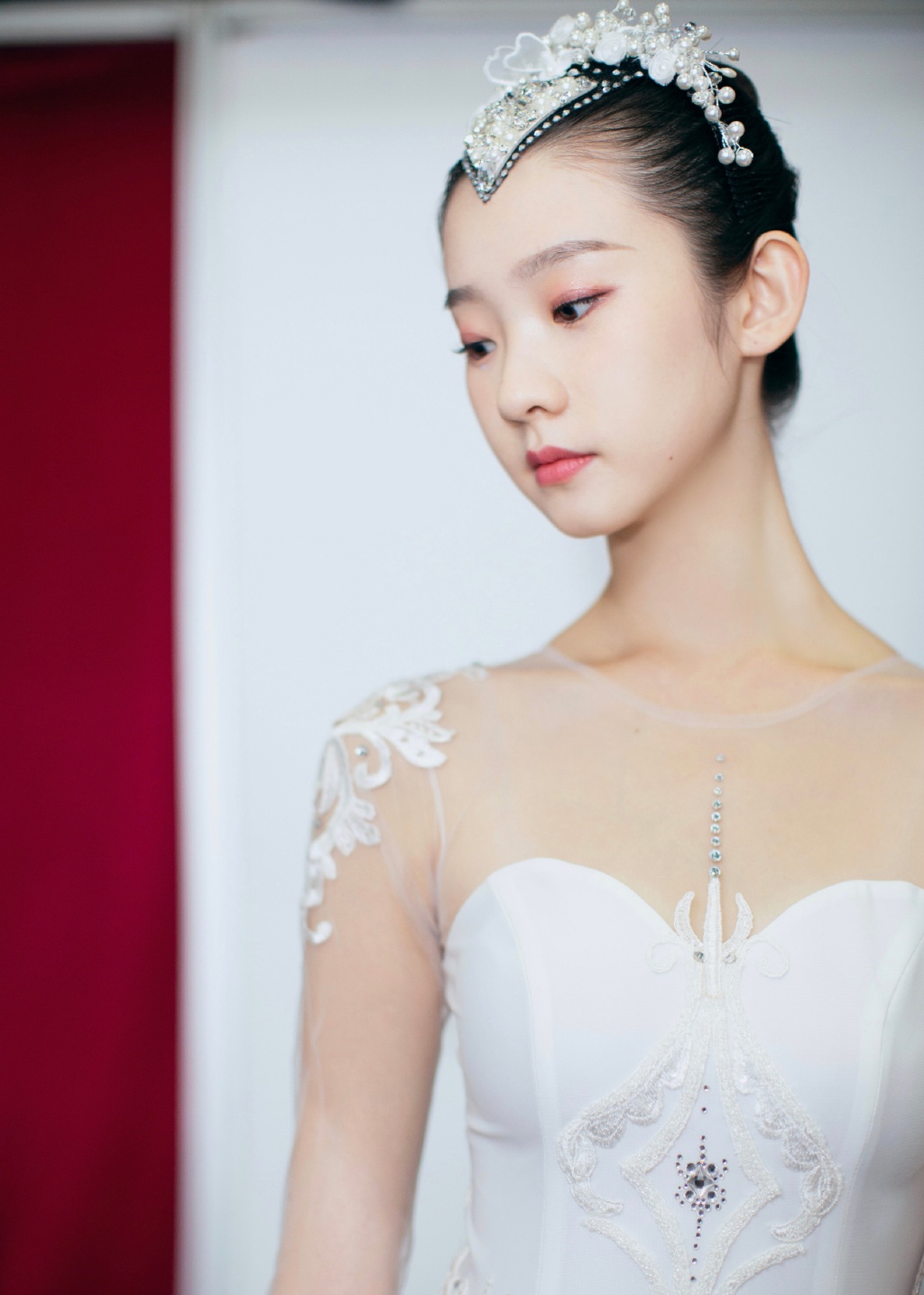 内地大陆美女主持人张艺凡白裙仙气唯美舞台照图片图片 内地大陆美女主持人张艺凡白裙仙气唯美舞台照图片图片