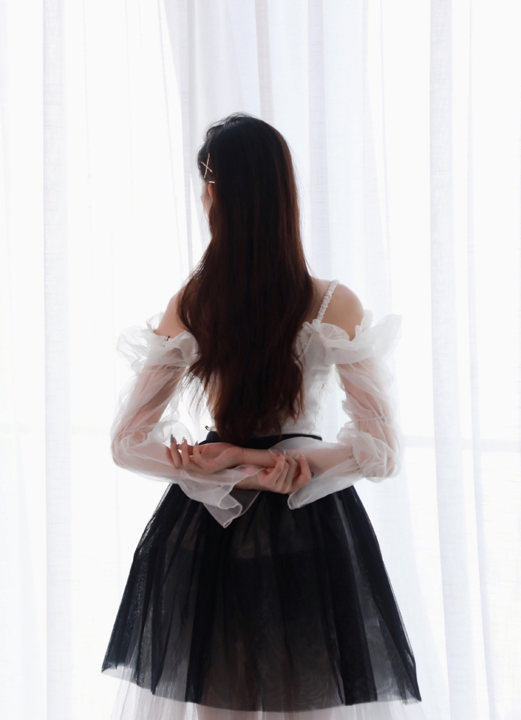 内地大陆美女主持人张艺凡纯白制服性感写真图片图片