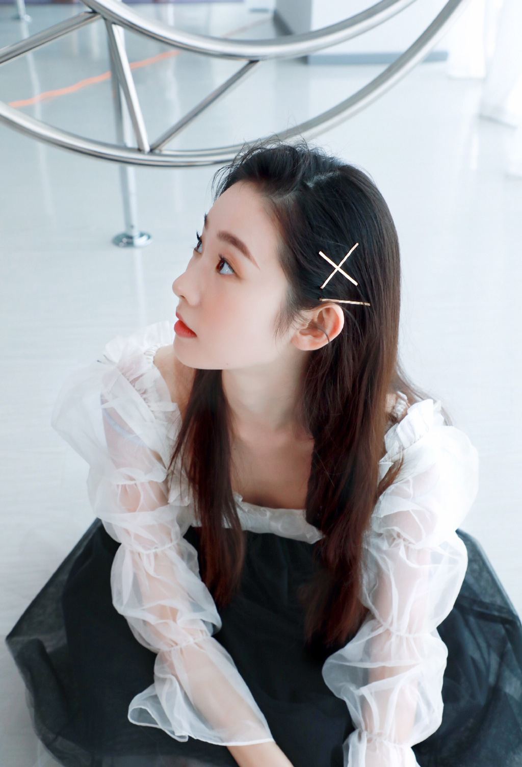 内地大陆美女主持人张艺凡露背裙性感写真图片图片