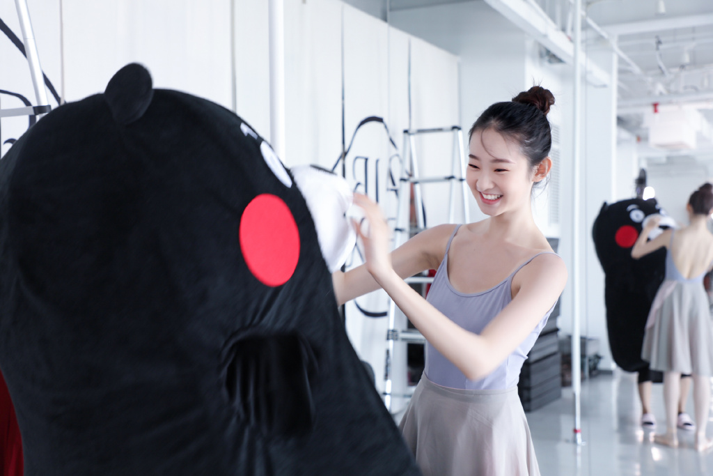 内地大陆美女主持人张艺凡白裙仙气唯美舞台照图片图片