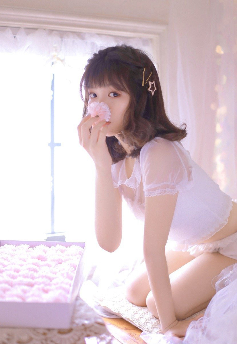 甜美少女开胸大胆诱惑写真图片