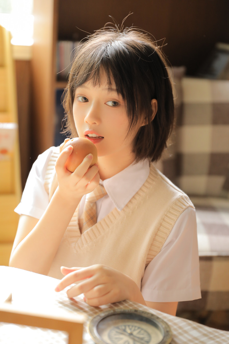 青春活力美少女性感养眼户外写真图片