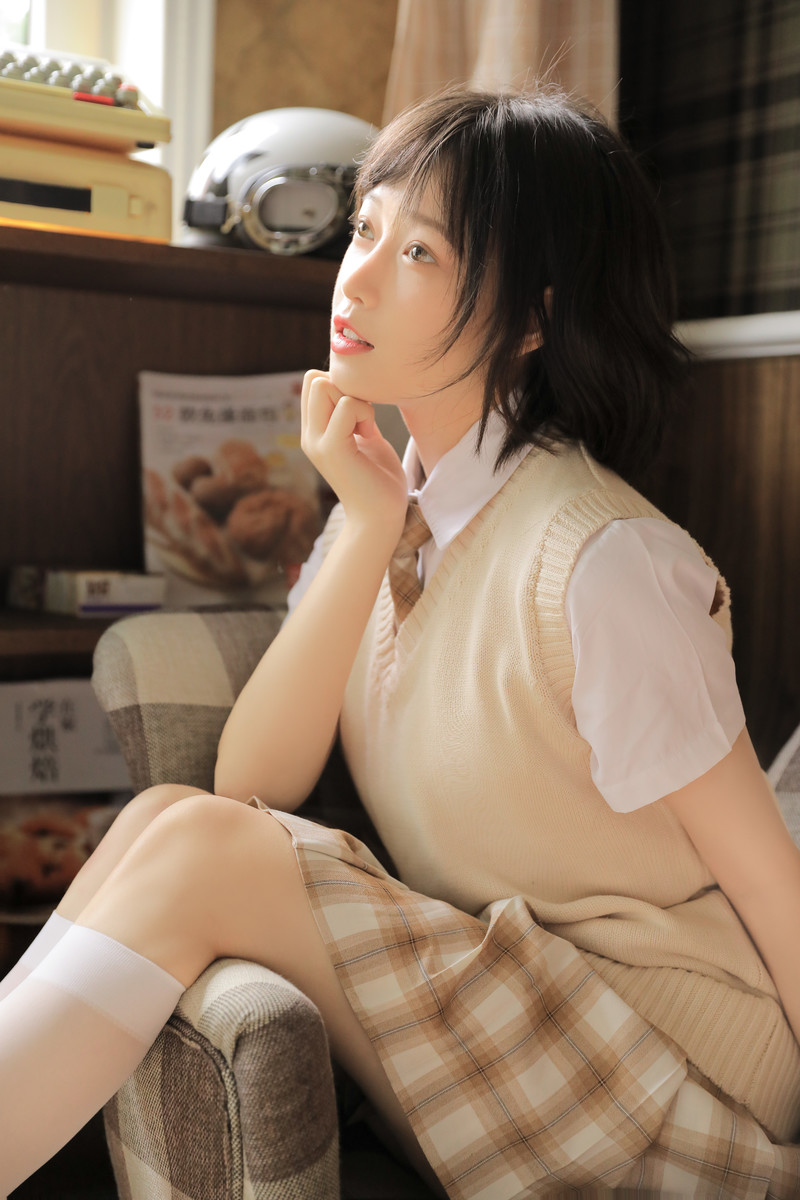 青春活力美少女性感养眼户外写真图片