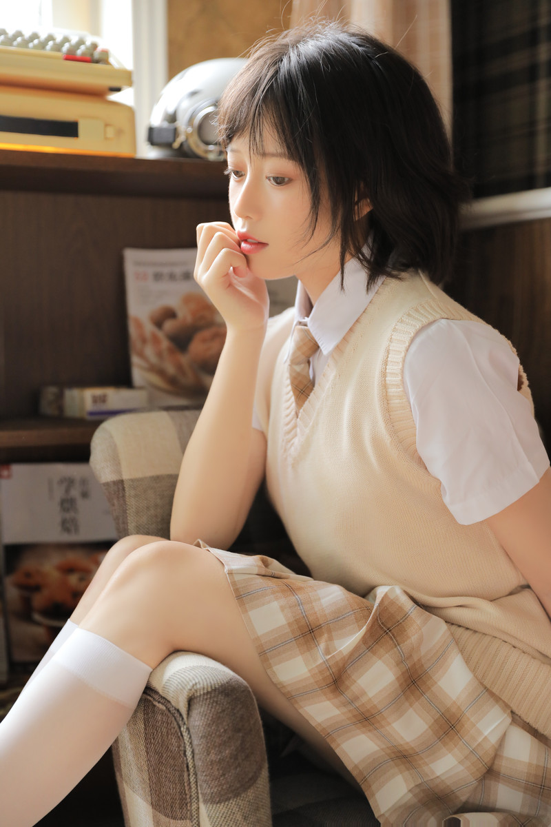 青春活力美少女性感养眼户外写真图片