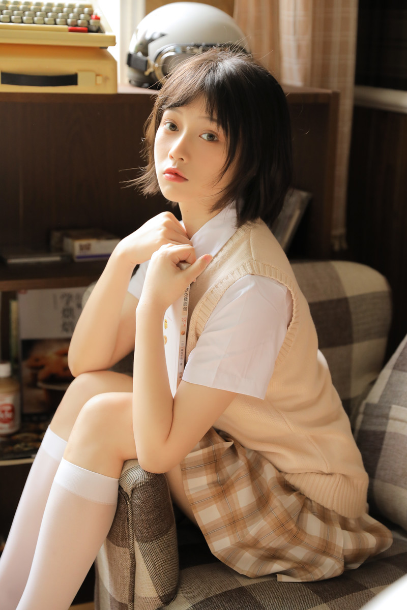 青春活力美少女性感养眼户外写真图片