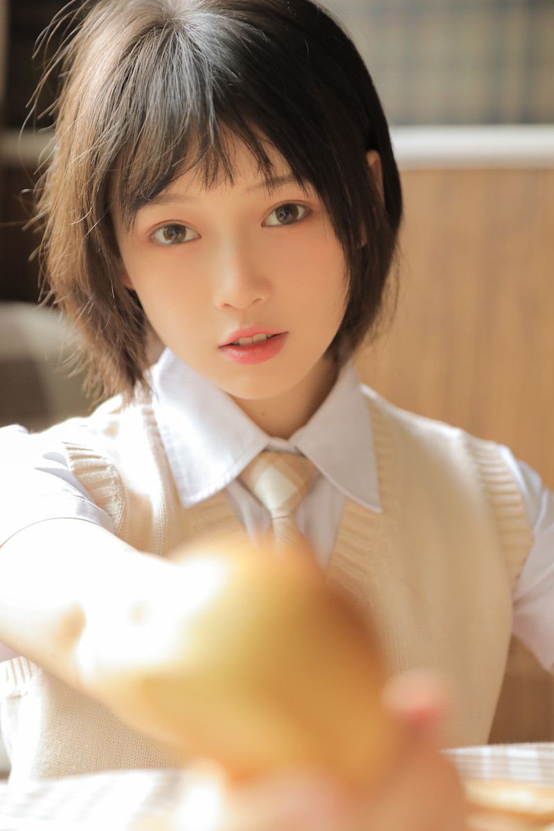 青春活力美少女性感养眼户外写真图片