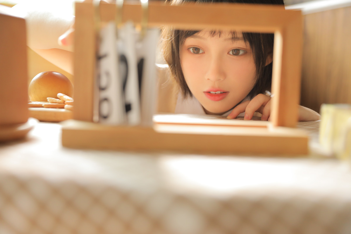 青春活力美少女性感养眼户外写真图片