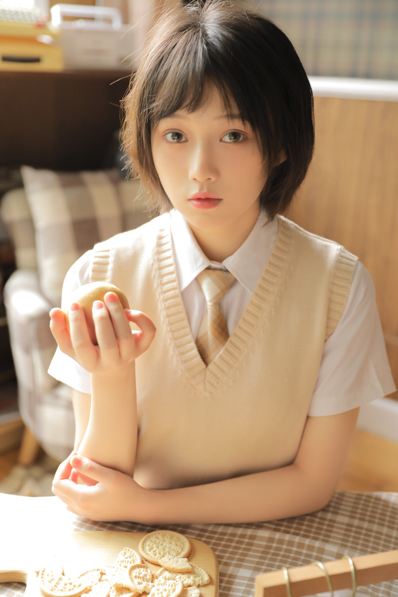 青春活力美少女性感养眼户外写真图片