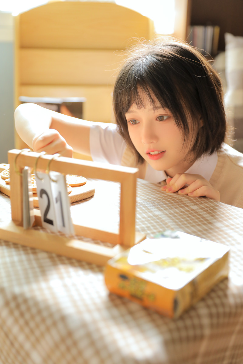 青春活力美少女性感养眼户外写真图片