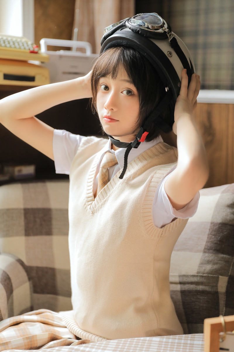 青春活力美少女性感养眼户外写真图片
